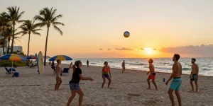 Aktivitas seru di pantai Miami sambil bermain voli, menunjukkan kebersamaan teman-teman di https://miami4d.com/.